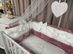 PEPPIbambini ROYAL White Pink Velvet Biancheria da letto per bambini 11 pezzi, 100% Cotone con Ricamo - immagine 3