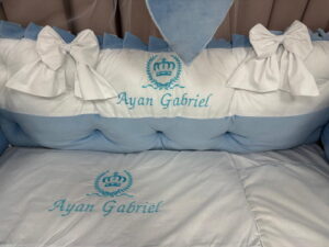 PEPPIbambini ROYAL White Blue Velvet Biancheria da letto per bambini 11 pezzi, 100% Cotone con Ricamo - immagine 9