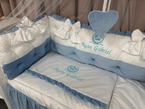 PEPPIbambini ROYAL White Blue Velvet Biancheria da letto per bambini 11 pezzi, 100% Cotone con Ricamo - immagine 5