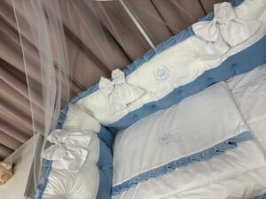 PEPPIbambini ROYAL White Blue Velvet Biancheria da letto per bambini 11 pezzi, 100% Cotone con Ricamo - immagine 5