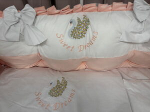 PEPPIbambini ROYAL White Somon Velvet Biancheria da letto per bambini 11 pezzi, 100% Cotone con Ricamo - immagine 7